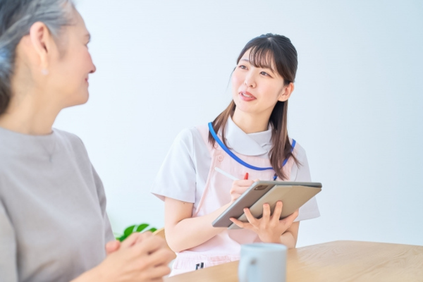 利用者と会話をする訪問看護師