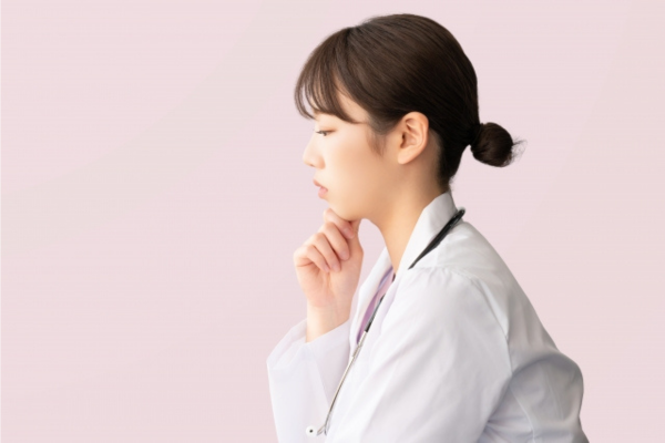 訪問看護を目指す際の注意点を確認する看護師