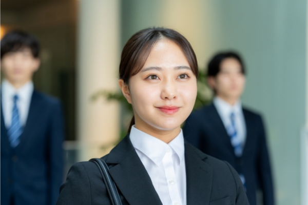 訪問看護ステーションの見学会に参加している女性