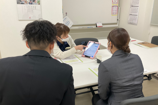 白ゆりの職場見学にて電子カルテの説明をするスタッフ
