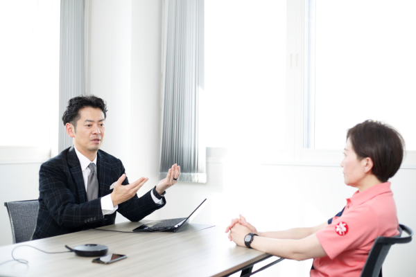 白ゆりは明るい未来を想像できる会社のあり方を目指すことを語る二人