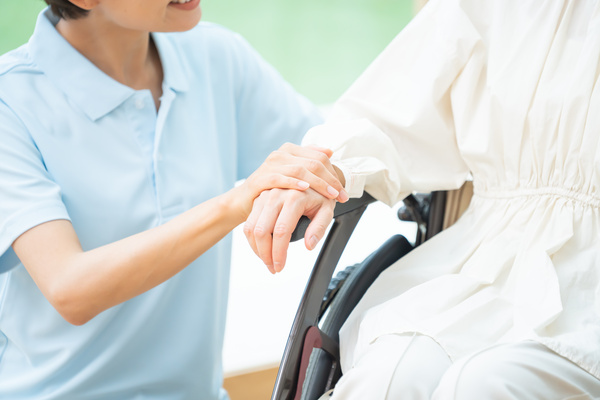 患者に優しくタッチングする看護師
