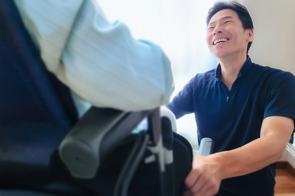 高齢者と円滑な会話を進める看護師