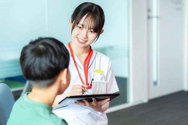 患者の退院支援を行う退院支援看護師