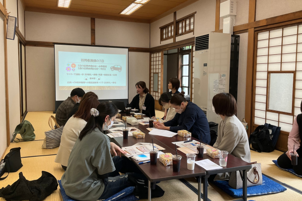 訪問看護の仕事内容を説明する様子