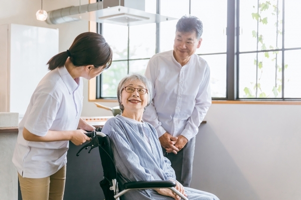 1人の利用者へ看護ケアを実施する訪問看護師