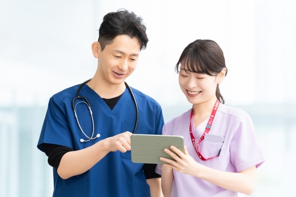 複数人で看護ケアに取り組む訪問看護師