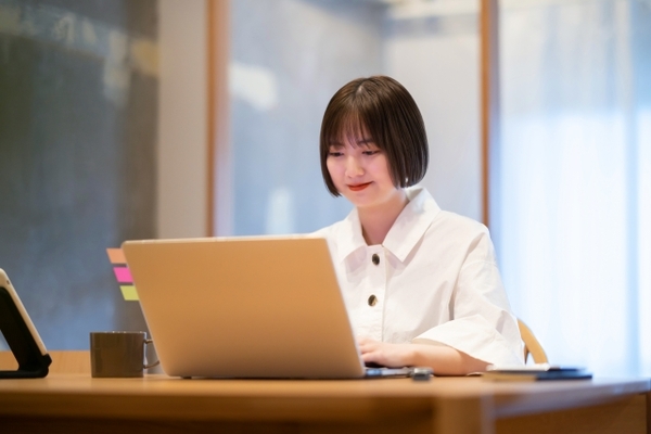 訪問看護の勉強をする女性