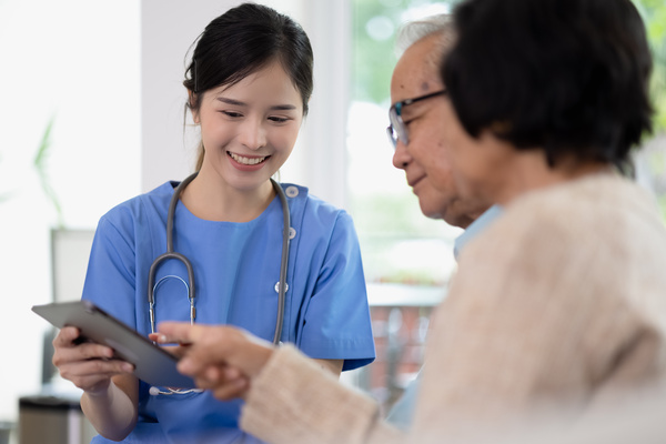 QOLを高めるケアを実施する看護師