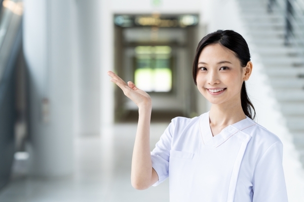 QOL向上に必要な4つの視点について説明する看護師