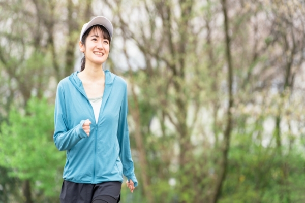 ランニングでストレスを発散する女性