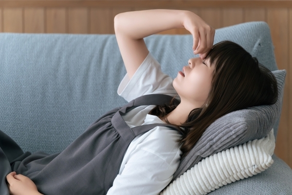 ストレスにより心身に影響が出ている女性