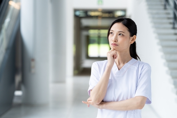キャリアプランについて悩む看護師