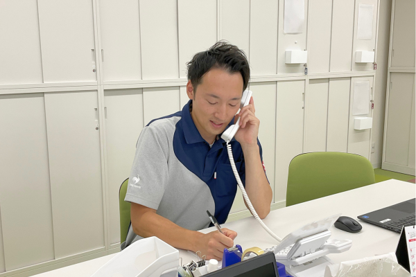 仕事に励むIさん