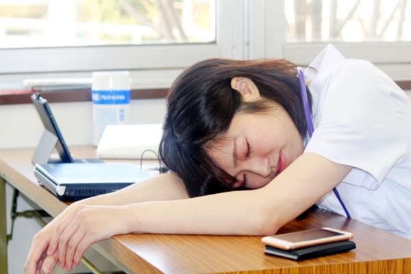 夜勤で疲れ果てている看護師