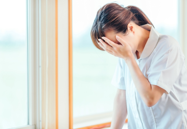 【看護師向け】夜勤を辞めたい…原因と対処法は？日勤で働ける転職先も紹介