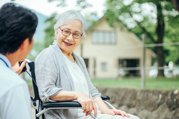 患者の目線に合わせて傾聴する看護師の様子