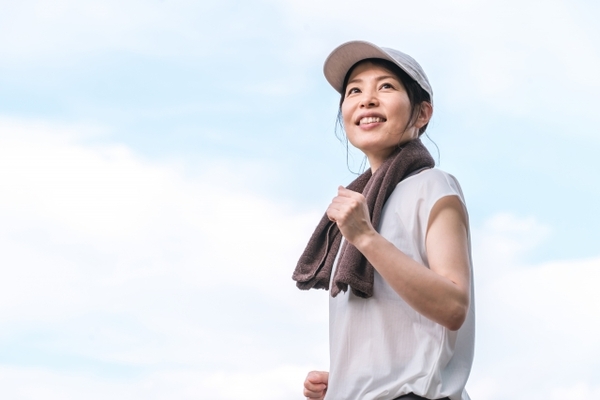運動でリフレッシュする女性