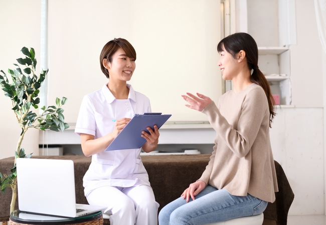 看護における傾聴の姿勢とは？実践方法・高めるスキルまで解説