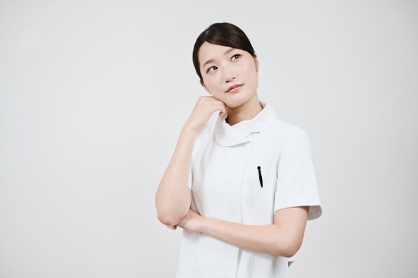 疑問を浮かべる看護師