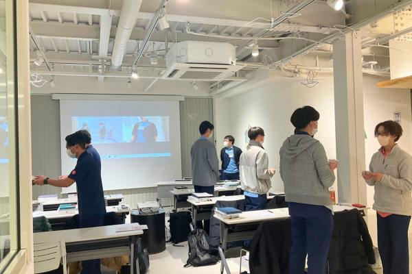 白ゆり研修 名刺交換の様子