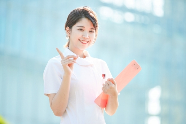 セルフマネジメントのコツを伝える看護師