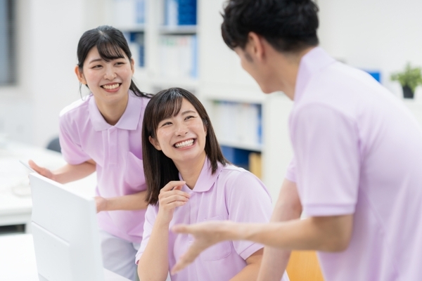 事業所で歓談する訪問看護師