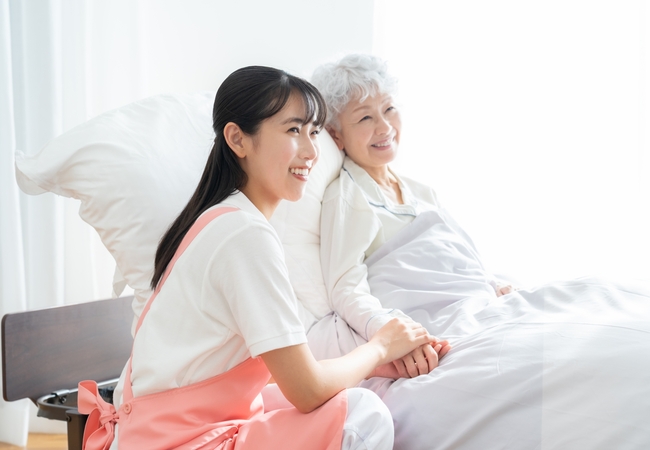 在宅看護と訪問看護の違いは？それぞれの特徴や訪問看護師の役割を解説