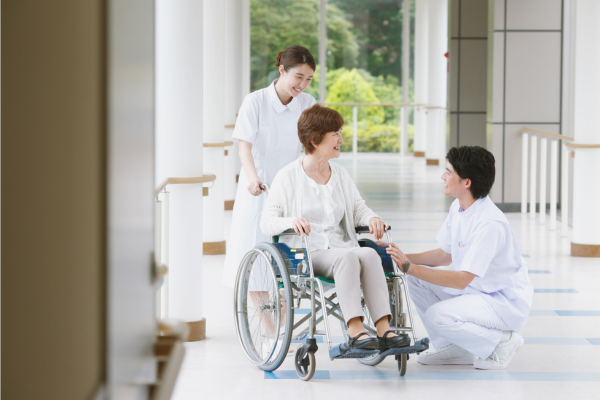 患者の言葉に耳を傾ける看護師