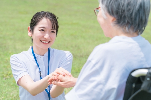患者とコミュニケーションをとる看護師