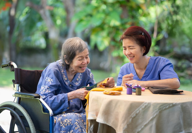 回想法とは？認知症ケアへの効果や実践方法、話題の例までわかりやすく解説