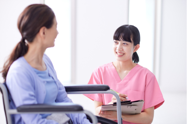 BI・FIMを用いてADL評価をする看護師