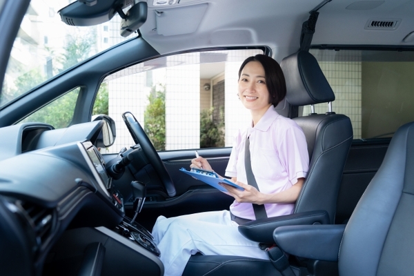 初回訪問の準備を進める訪問看護師