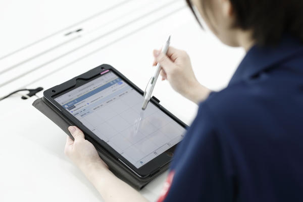 iPadを操作する訪問看護スタッフ